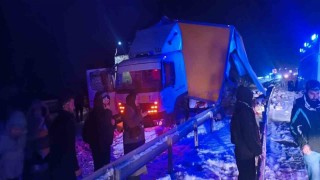 Sarıkamışta otobüs kamyona çarpı: 9 yaralı