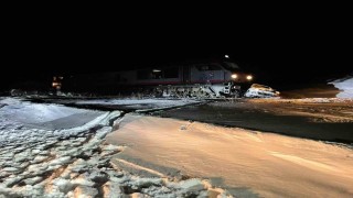 Sarıkamışta yük treni otomobile çarptı: 1 yaralı
