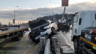 Sarıyerde otomobil aydınlatma direğine çarptı