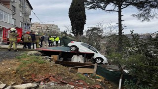 Sarıyerde vitesi karıştırdı, otomobil kamelyanın üzerine uçtu
