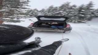 Şavşatta geleneksel tahta kızaklarla kış eğlencesi
