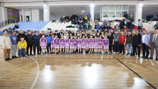 Şehir protokolü ile ERVA Sporcuları futbol maçında karşı karşıya geldi