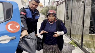 Sel riskine karşı sahada olan zabıta ekipleri vatandaşa yardım etti