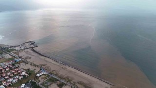 Sel suları denizin rengini değiştirdi