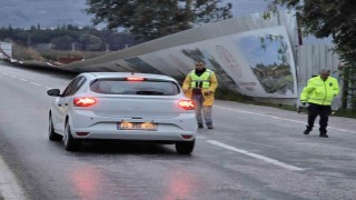 Selçukta fırtına yol kenarında dev panoları yola savurdu
