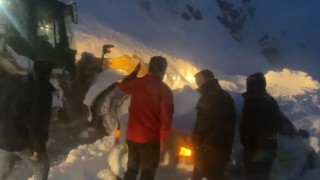 Şemdinlide çığ altında can pazarı: Karayolları ekipleri zamanla yarışarak 3 kişiyi kurtardı
