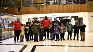 Senegalli futbolcu Mame Thiam, Diclede yenilettiği köy okulunun öğrencileriyle buluştu