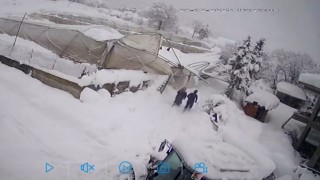 Seraların çökme anı kamerada: Kar altında kaldı, komşularının yardımıyla kurtarıldı