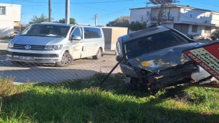 Serikte otomobil ile minibüs çarpıştı: 1 yaralı