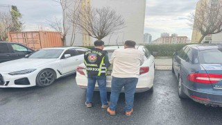 Servis sürücüsü trafikte sinirlendi, kafa atarak taksinin camını kırdı