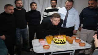 Sevgi Evlerinden ayrılan gence doğum günü sürprizi