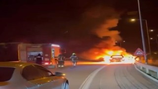 Seyir halindeki otomobil alev topuna döndü: Aracının yanışını çaresizce izledi