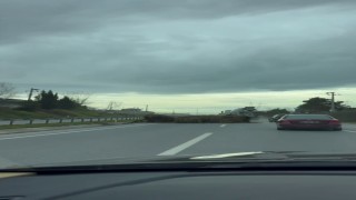 Seyir halindeki tırdan düşen saman balyaları trafiği tehlikeye attı