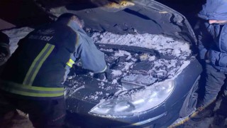 Seyir halindeyken yanan aracın motoruna karla müdahale