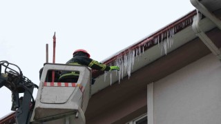 Sibirya soğukları buz sarkıtları oluşturdu, ekipler harekete geçti