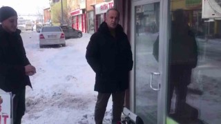 Sibirya soğukları esnafı zorladı: Donan kapı kilidini ısıtıcıyla açmaya çalıştı