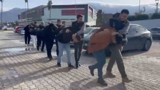 Şiddet uygulayarak banka hesabındaki 35 bin TLyi ve cep telefonunu gasp eden 6 kişi tutuklandı