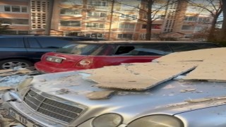 Şiddetli fırtınadan dolayı sökülen dış yalıtım malzemeleri üzerine düştükleri otomobillerin hasar almasına neden oldu