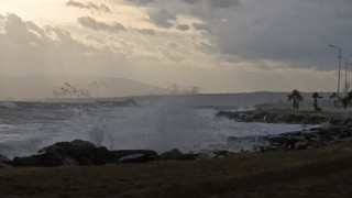 Şiddetli lodos Marmarayı vurdu: Tekirdağ sahil dalgalarla kaplandı