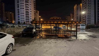 Şiddetli rüzgar, söktüğü kamelyayı bozmadan yola kondurdu