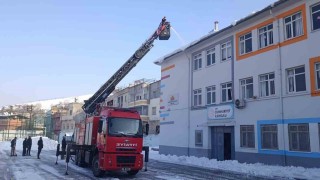 Siirtte cadde, sokak ve okulların çatısındaki kar kütlesi itfaiye tarafından temizleniyor
