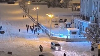 Siirtte çocuklar kartoplarını karakola attı, polisler karşılık verince renkli görüntüler oluştu