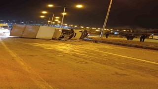 Siirtte kamyonet ile hafif ticari araç çarpıştı: 2 yaralı