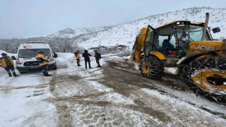 Siirtte kar nedeniyle mahsur kalan hastalar hastaneye ulaştırıldı