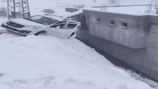 Siirtte kayan otomobil evin duvarında asılı kaldı
