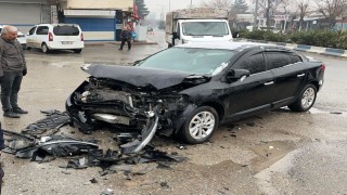 Siirtte otomobil refüje çarptı: 2 yaralı