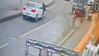 Siirtte otomobilin yayaya çarptığı anlar kameraya yansıdı