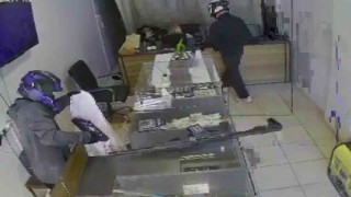 Silahlı 2 hırsız, 3 dakika içerisinde kuyumcuyu soydu... Korku dolu anlar kamerada