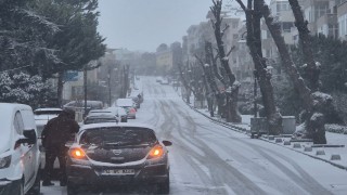Silivri güne kar yağışı ile başladı