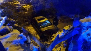 Sinopta buzlanan yolda otomobil dereye uçtu: 1 yaralı