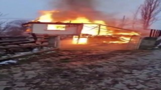 Sinopta iki katlı köy evi yanarak kül oldu
