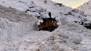 Şırnakta çığ nedeniyle kapanan yol ulaşıma açıldı