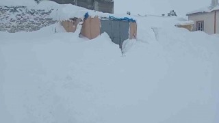 Sivasta 3 metre kar yağdı, hayvanlarının bulunduğu ahırın kapısını bulamadı