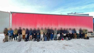 Sivasta tır dorsesine gizlenen 25 kaçak göçmen yakalandı