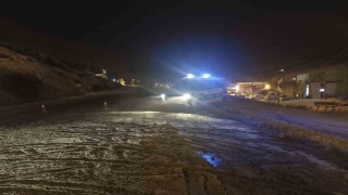 Sivasta yoğun kar ve tipi nedeniyle Kayseri-Malatya kara yolu trafiğe kapatıldı