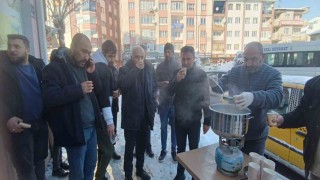 Sivasta yürekleri ısıtan dayanışma, karla mücadele çalışanlarına sıcak süt ikramı