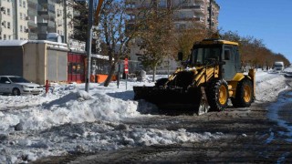 Siverekte kar kütleleri kamyonlarla şehir dışına taşınıyor