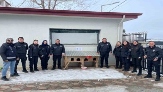Sivrice polisinden üşüyen minik dostlarına kedi evi