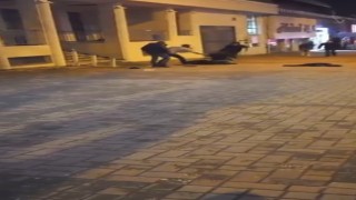 Sokak ortasında iki genç çakıyla birbirini yaraladı