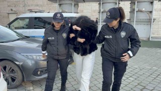 Sosyal medyadan Beni yakalayamazsınız diye bekçi ve polislere hakaret eden kadın adliyeye sevk edildi
