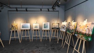 Su galerisinde sanat ve bisiklet buluşması