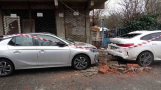 Sultanbeylide balkon çöktü: 2 araç hasar gördü