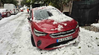 Sultangazide çatıdan düşen kar kütlesi park halindeki otomobile zarar verdi