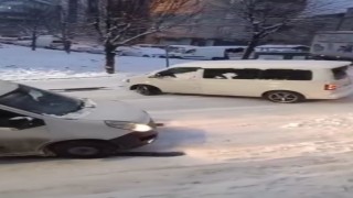 Sultangazide kar yağışı kazalara neden oldu: Caddeler buz pistine döndü