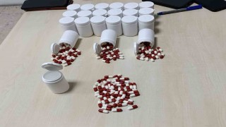 Şüphelilerin çantasından bin 163 uyuşturucu hap çıktı