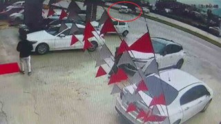 Sürücüsünün kontrolünü kaybettiği otomobilin aydınlatma direğine çarptığı anlar kamerada